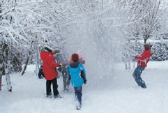 Kinder spielen in der Pause im Schnee