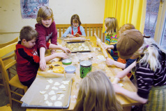 Weihnachtsbäckerei: Kinder backen Kekse